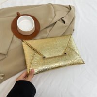 حقيبة كلاتش نسائية بنمط تمساح أنيق – تصميم عصري