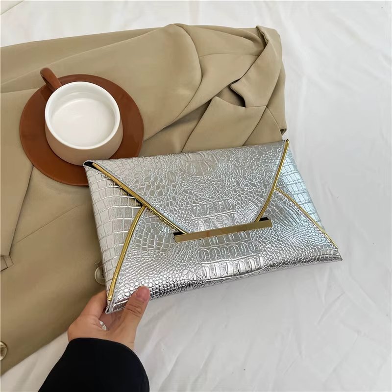 حقيبة كلاتش نسائية بنمط تمساح أنيق – تصميم عصري - الصورة 2
