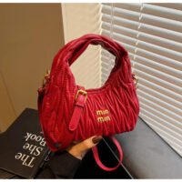 حقيبة كروس أنيقة بلون موحد - حقيبة يد جلدية حديثة مستوحاة من الطراز القديم مع لمسة نهائية محكم وحزام قابل للتعديل